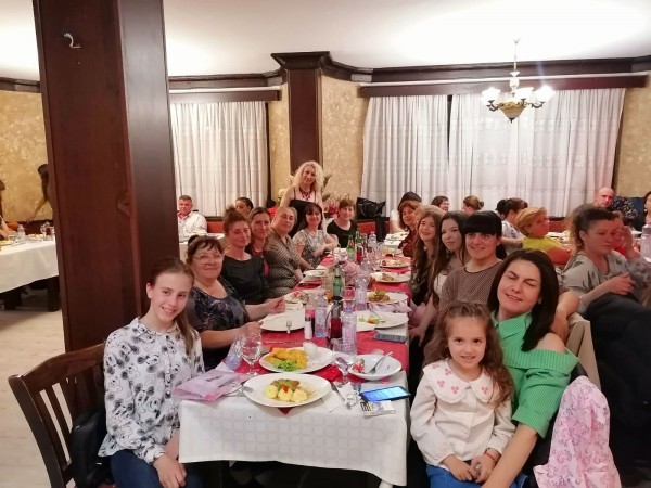 Танцовите клубове “Шипченка“ и “Извори“ отбелязаха рождения си ден заедно с буйна хоротека