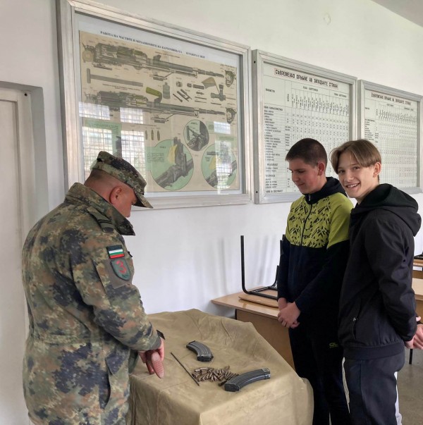 Ученици от 5 казанлъшки гимназии се обучават в клуб „Приятели на армията”