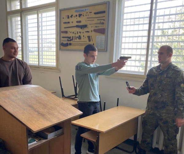 Ученици от 5 казанлъшки гимназии се обучават в клуб „Приятели на армията”