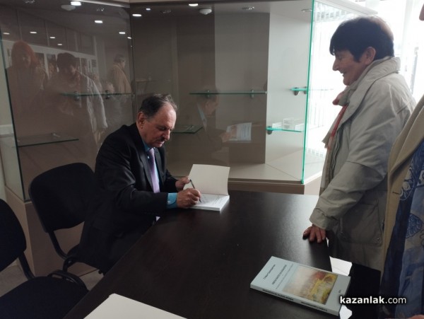 Интересни исторически факти, спомени и задълбочени проучвания за Казанлък и един негов квартал представи в новата си книгата Стефан Саранеделчев