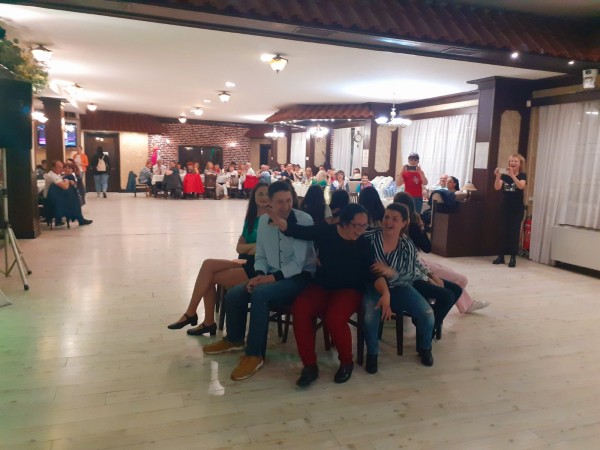 Танцовите клубове “Шипченка“ и “Извори“ отбелязаха рождения си ден заедно с буйна хоротека