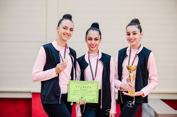 Гимнастичките от “Розова Долина“ се отрупаха с нови медали в Пазарджик