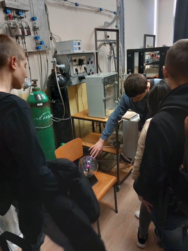 Ученици на хуманитарната гимназия посетиха лабораториите по физика на Софийския университет