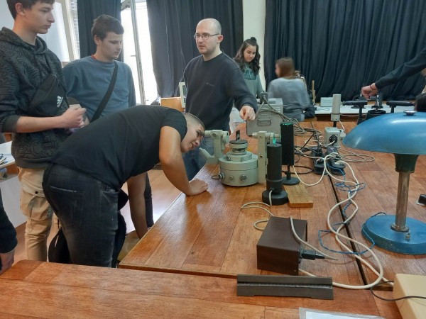 Ученици на хуманитарната гимназия посетиха лабораториите по физика на Софийския университет