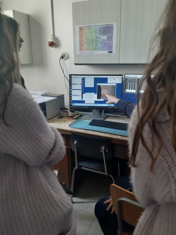 Ученици на хуманитарната гимназия посетиха лабораториите по физика на Софийския университет