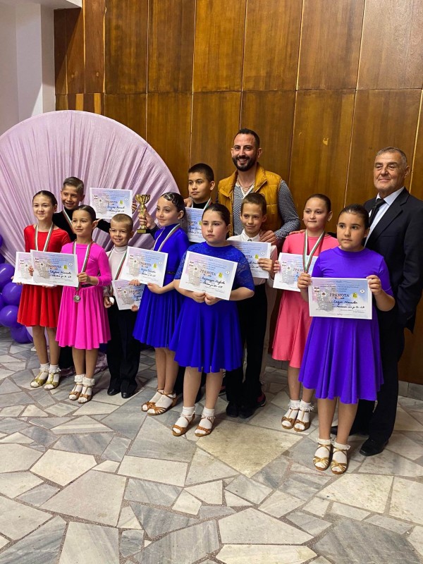 Вицешампионски титли и куп медали донесоха танцьорите на КСТ “Роза“ от Долни Дъбник