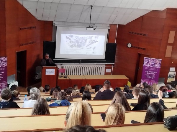 Ученици на хуманитарната гимназия посетиха лабораториите по физика на Софийския университет