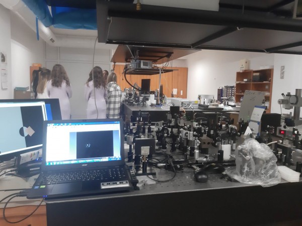 Ученици на хуманитарната гимназия посетиха лабораториите по физика на Софийския университет