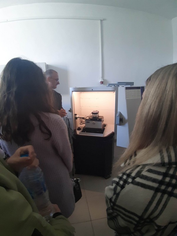 Ученици на хуманитарната гимназия посетиха лабораториите по физика на Софийския университет