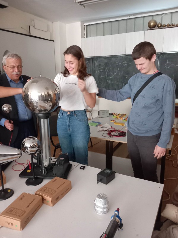 Ученици на хуманитарната гимназия посетиха лабораториите по физика на Софийския университет