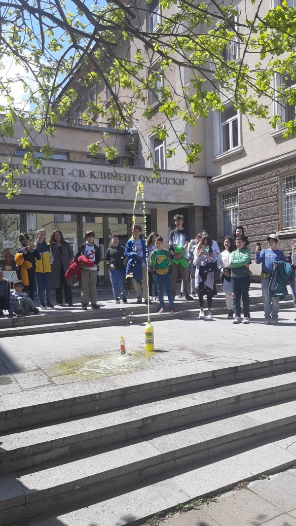 Ученици на хуманитарната гимназия посетиха лабораториите по физика на Софийския университет