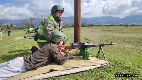 Ученици демонстрираха своите стрелкови умения с Калашников, картечница и пистолет