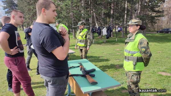 Ученици демонстрираха своите стрелкови умения с Калашников, картечница и пистолет