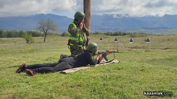 Ученици демонстрираха своите стрелкови умения с Калашников, картечница и пистолет