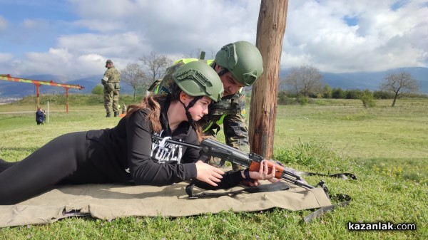 Ученици демонстрираха своите стрелкови умения с Калашников, картечница и пистолет