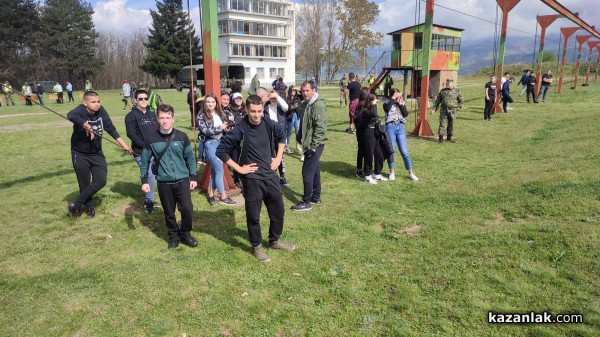 Ученици демонстрираха своите стрелкови умения с Калашников, картечница и пистолет