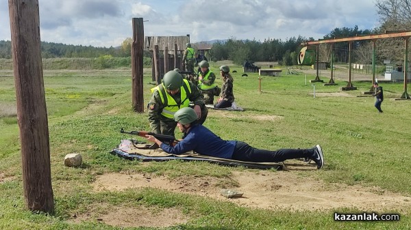 Ученици демонстрираха своите стрелкови умения с Калашников, картечница и пистолет