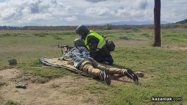 Ученици демонстрираха своите стрелкови умения с Калашников, картечница и пистолет