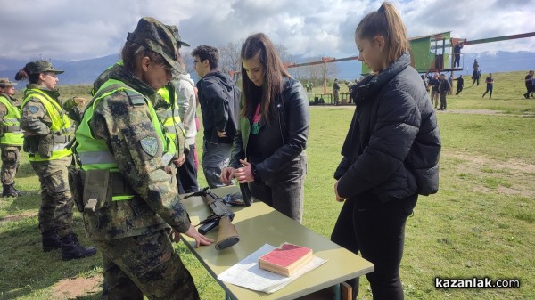 Ученици демонстрираха своите стрелкови умения с Калашников, картечница и пистолет