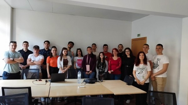 15 ученици от специалност “Електронна търговия“ на ПГЛПТ проведоха двуседмична практика в Лисабон