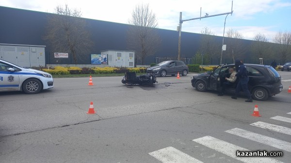 Моторист пострада при катастофа до Кауфланд