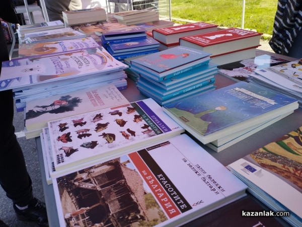 Десетки казанлъчани се включиха в кампанията “Книги за смет“