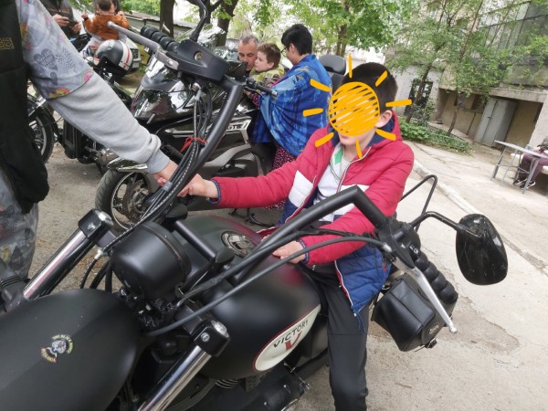 Благодарствен адрес до мото клуб “Черните рози“ от Дневен център за деца с увреждания