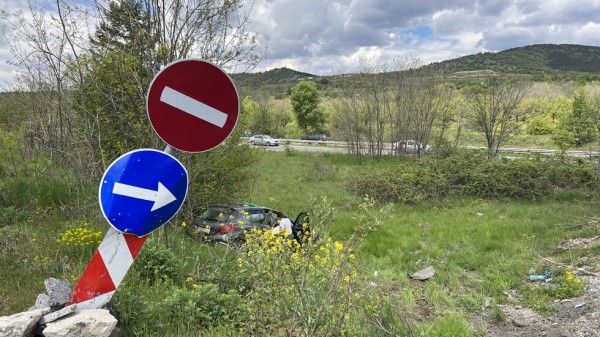 Кола, с три деца в нея, изхвърча в канавката край разклона за Мъглиж