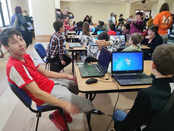 С 2 грамоти за трето място и 4 за отлично представяне се завърнаха от Финал 4 програмисти от 5-и и 6-и клас