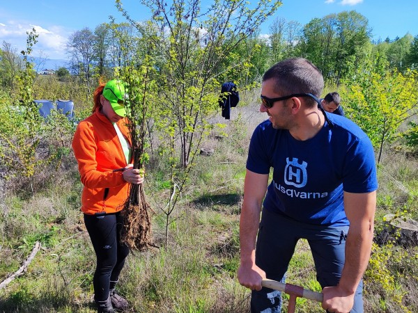 За втора година ендуро клуб “Севтополис“ залесява хиляди фиданки, за да възстанови опожарена гора