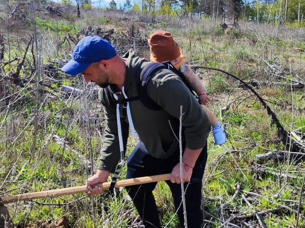 За втора година ендуро клуб “Севтополис“ залесява хиляди фиданки, за да възстанови опожарена гора