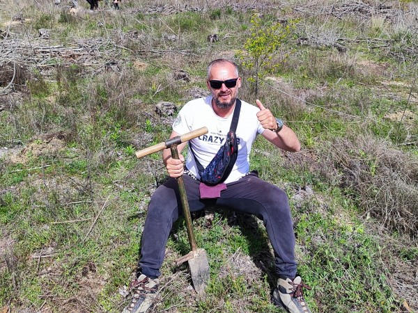 За втора година ендуро клуб “Севтополис“ залесява хиляди фиданки, за да възстанови опожарена гора