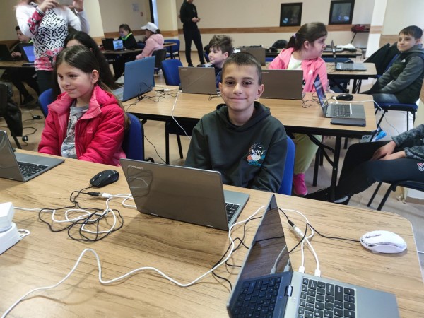 С 2 грамоти за трето място и 4 за отлично представяне се завърнаха от Финал 4 програмисти от 5-и и 6-и клас