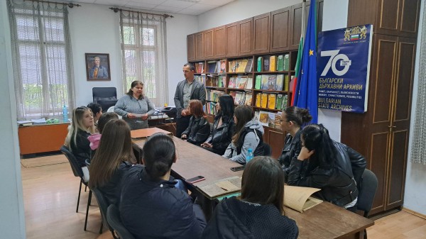 Група „Род и памет“ от ПХГ „Св. св. Кирил и Методий“ посети Държавен архив - Стара Загора