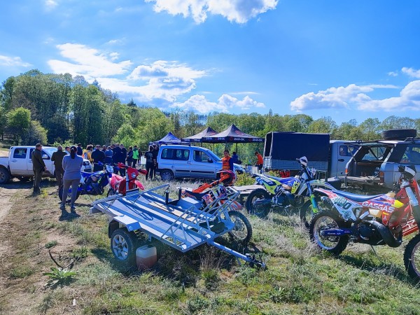 За втора година ендуро клуб “Севтополис“ залесява хиляди фиданки, за да възстанови опожарена гора