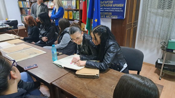 Група „Род и памет“ от ПХГ „Св. св. Кирил и Методий“ посети Държавен архив - Стара Загора