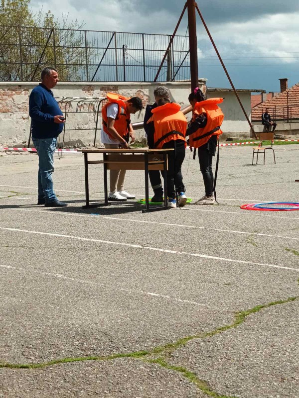 Ученици от Община Мъглиж мериха сили в състезание за защита при бедствия и пожари