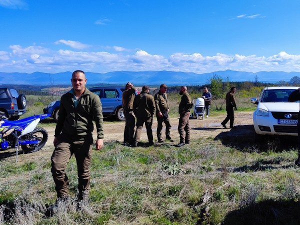 За втора година ендуро клуб “Севтополис“ залесява хиляди фиданки, за да възстанови опожарена гора