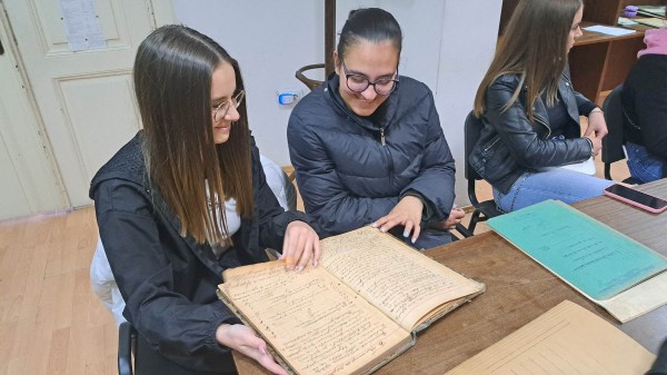 Група „Род и памет“ от ПХГ „Св. св. Кирил и Методий“ посети Държавен архив - Стара Загора