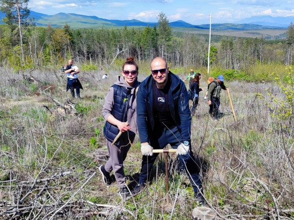 За втора година ендуро клуб “Севтополис“ залесява хиляди фиданки, за да възстанови опожарена гора