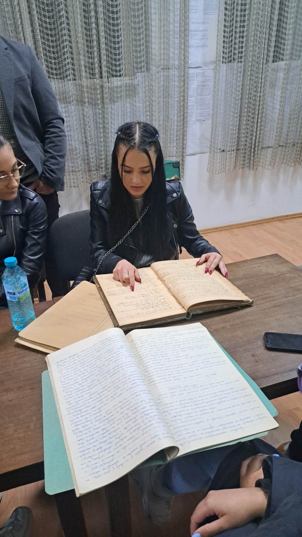 Група „Род и памет“ от ПХГ „Св. св. Кирил и Методий“ посети Държавен архив - Стара Загора