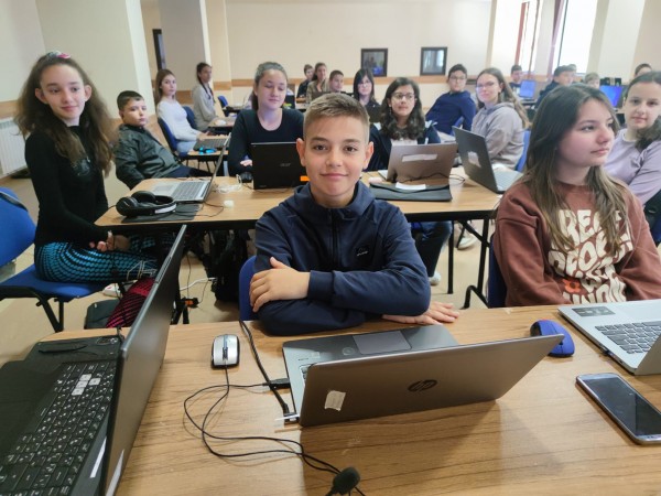 С 2 грамоти за трето място и 4 за отлично представяне се завърнаха от Финал 4 програмисти от 5-и и 6-и клас