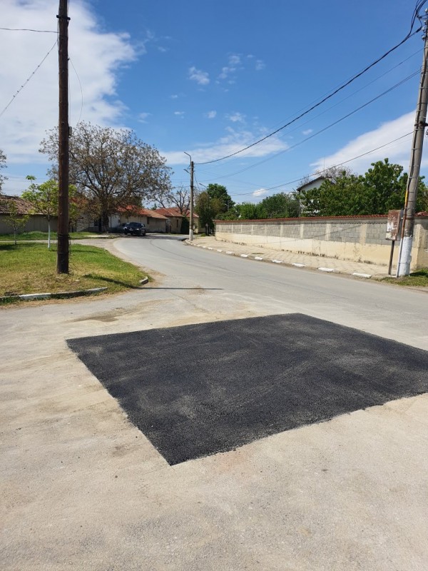 Започнаха възстановителните ремонтни дейности по пътната настилка в Крън