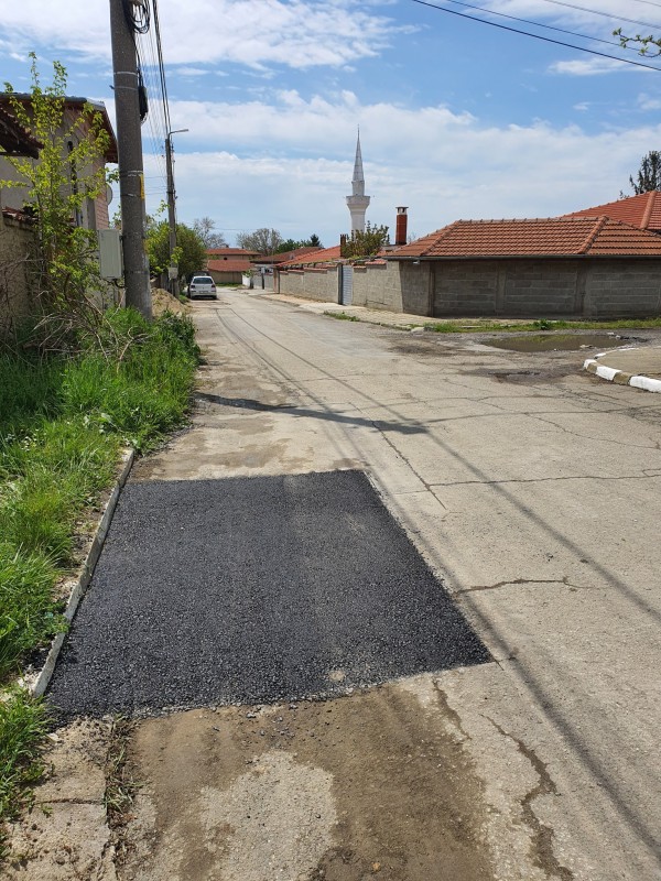 Започнаха възстановителните ремонтни дейности по пътната настилка в Крън