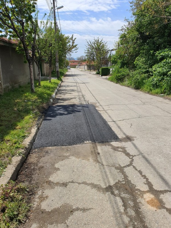 Започнаха възстановителните ремонтни дейности по пътната настилка в Крън