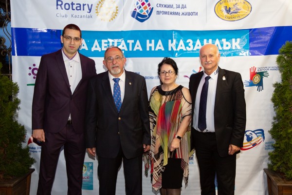 Близо 15 000 лева бяха събрани от местните ротарианци за децата на Казанлък