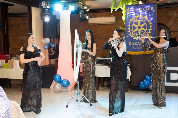 Близо 15 000 лева бяха събрани от местните ротарианци за децата на Казанлък