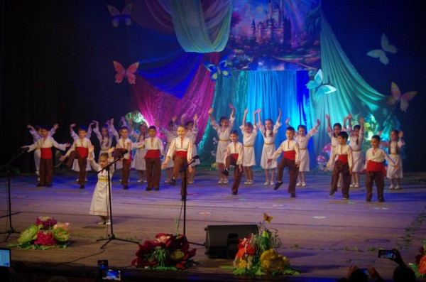 Поздравления и цветя за празника - 50г.  ДГ №17 „СЛАВЕЙЧЕ“ от кмета Галина Стоянова 