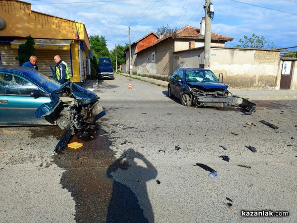 Две коли се блъснаха в центъра на село Дунавци