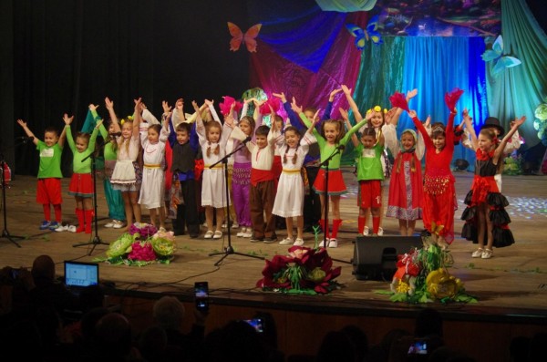 Поздравления и цветя за празника - 50г.  ДГ №17 „СЛАВЕЙЧЕ“ от кмета Галина Стоянова 